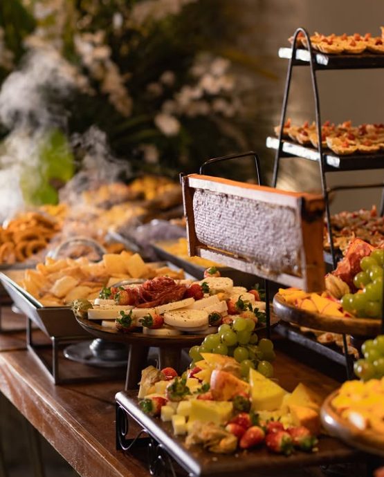 Mesa de frios, frutas e queijos do Buffet Marcante