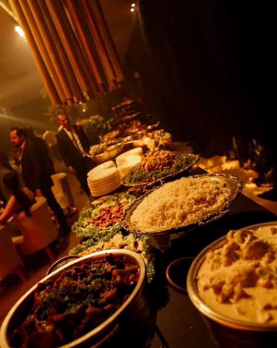 Buffet de pratos quentes em evento